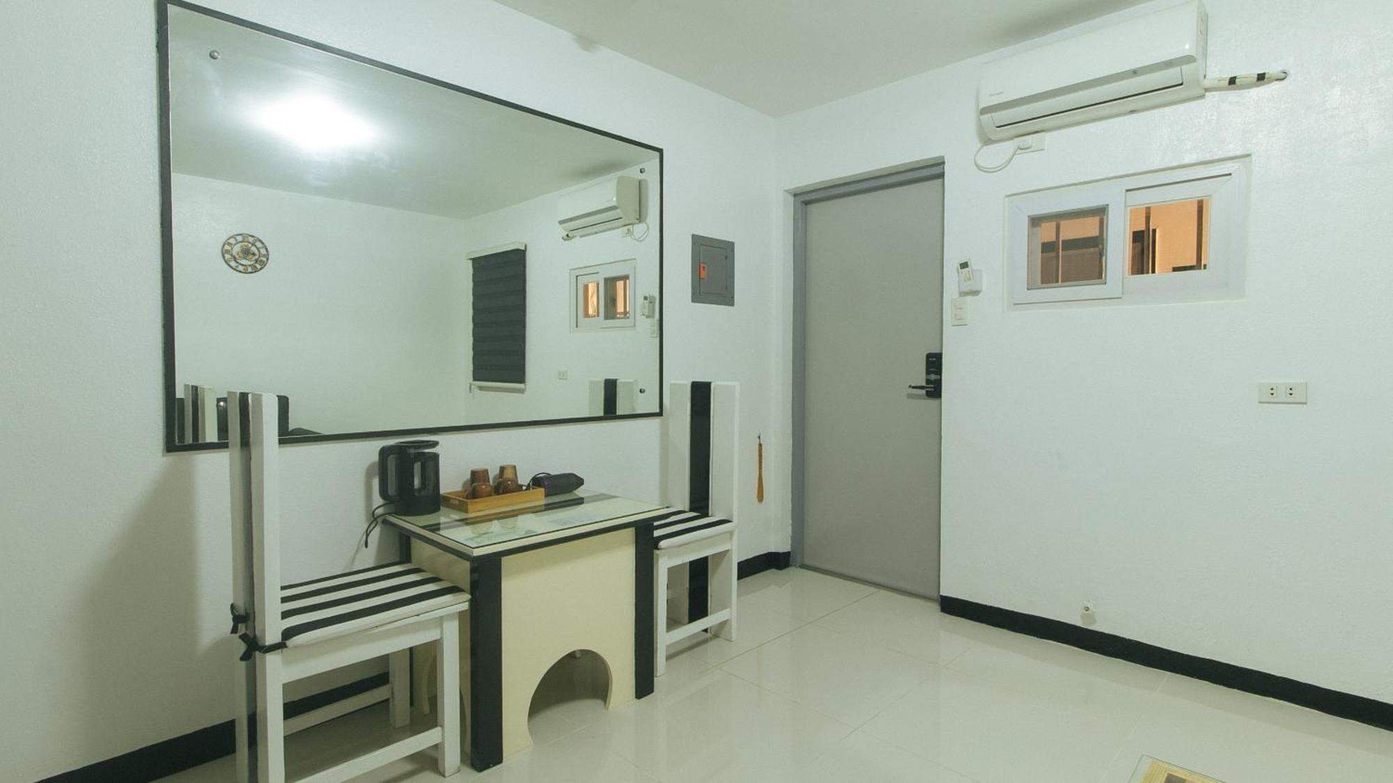 RedDoorz @ Colorado Street Angeles City Exterior foto